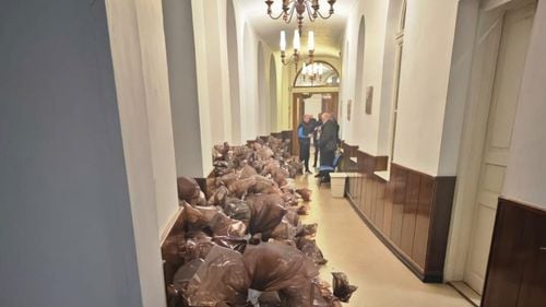 Un membru al BEJ Cluj a sunat la 112 pentru a reclama saci cu voturi de la turul întâi nesigilaţi / Poliţia a deschis o anchetă, dar încă nu a identificat nereguli