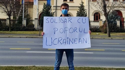 Profesorul de istorie Marcel Bartic protestează în fața Ambasadei Rusiei din București în semn de solidaritate cu Ucraina/ A fost amendat de jandarmerie pentru protest neautorizat