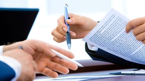 Surse: CCR a decis că suprataxarea contractelor part-time este constituțională. Se amână dezbaterea pe legile care majorează salariile primarilor