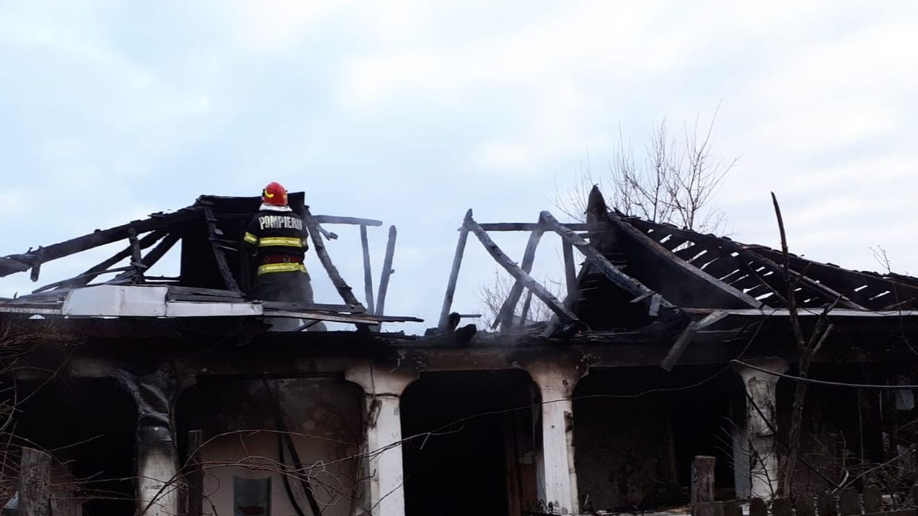 Olt: O casă din localitatea Topana, cuprinsă de foc. Doi bătrâni, soț și soție, au fost găsiți morți