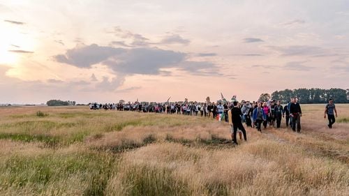 VIDEO Péter Magyar, opozantul premierului ungar Viktor Orbán, a ajuns la granița cu România, la finalul marșului său: „un milion de pași pentru pace și unitate națională” / Sâmbătă, întâlnire cu comunitatea maghiară din Oradea
