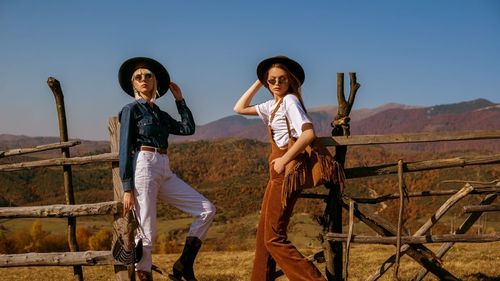 Top 4 ținute cool cu cizme cowboy