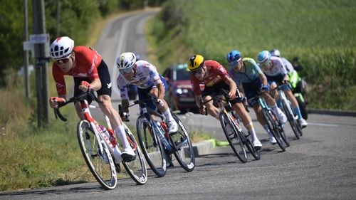 O nouă zi, un nou accident în Turul Franței: Tricoul cu buline Lenny Martinez, tricoul alb Florian Lipowitz și Julian Alaphilippe, printre protagoniști