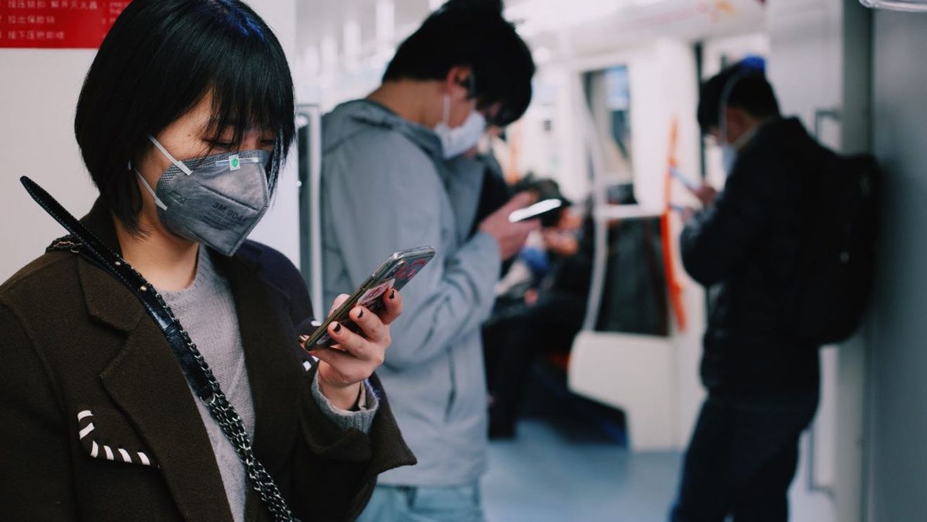 "Vine primăvara": chinezii sărbătoresc apropiatul sfârșit al carantinei obligatorii la revenirea în țară, ultima rămășiță a politicii Covid-zero