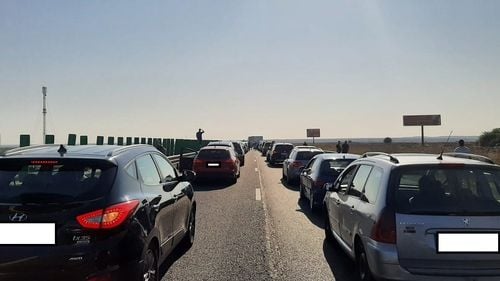 Coadă de câțiva kilometri pe Autostrada Soarelui, pe sensul de mers spre Constanța, din cauza unei mașini care a ars în totalitate
