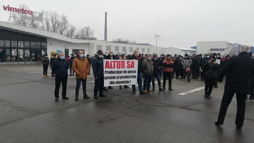 Aproximativ 400 de sindicaliști de la Alro Slatina au protestat joi, cerând "stoparea mafiei din energie"