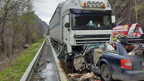 Traficul rutier este complet blocat pe DN7, la Călimănești, în urma unui accident în care au murit două persoane