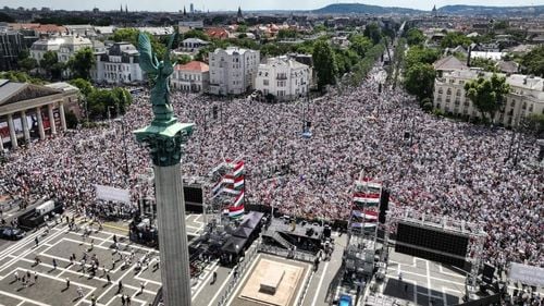 Mii de oameni s-au mobilizat la Budapesta pentru Peter Magyar, fostul aliat care conduce acum lupta împotriva guvernării lui Viktor Orbán: Am învins apatia / Construim o țară în care nu există nici dreapta, nici stânga