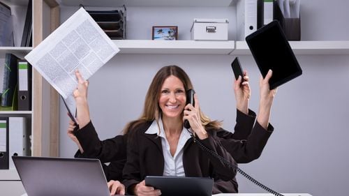 Analiza: De ce muncim mai mult, deși tehnologia a evoluat? O investigație în paradoxul digital