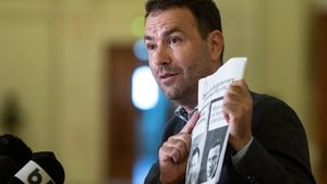 Drulă (USR) despre banii PSD și PNL care ajung la televiziuni: Cred că procurorii sunt oarecum timorați, probabil nimeni nu vrea împotriva lui trusturile de presă / Digi24 pare aliniată cu agenda PNL, poate sunt interesele de afaceri ale lui Teszari / În serviciile secrete există încă un filon care frizează zona legionarismului, a extremismului