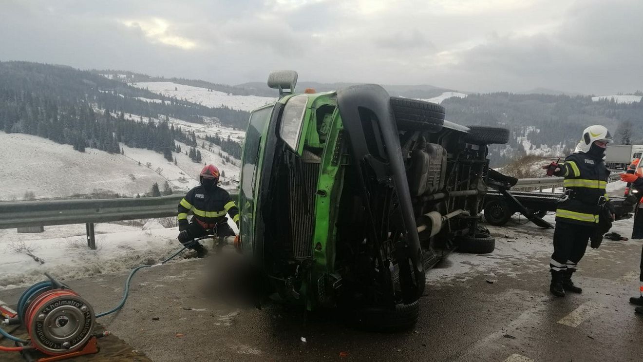 Doi morţi şi doi răniţi, după ce un microbuz s-a răsturnat în Pasul Mestecăniş
