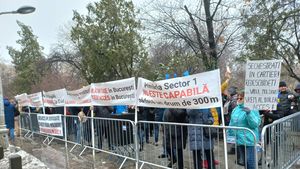 FOTO Zeci de locuitori ai cartierului Greenfield au protestat în fața Primăriei București pentru deschiderea drumului forestier / UPDATE Nicușor Dan: Direcția Silvică Ilfov se opune. Voi solicita o întâlnire cu conducerea Romsilva