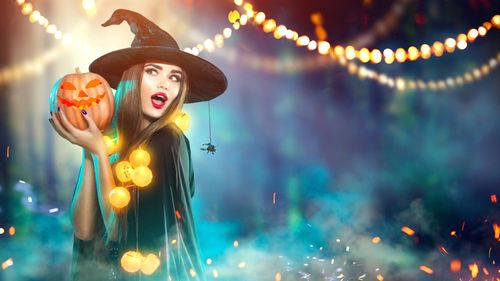 VIDEO Cum sărbătoresc Halloween tinerii din Franța și România: „Mă costumez în pisică”/ „Am gătit o cină de Halloween cu prietenii cu niște rețete delicioase”