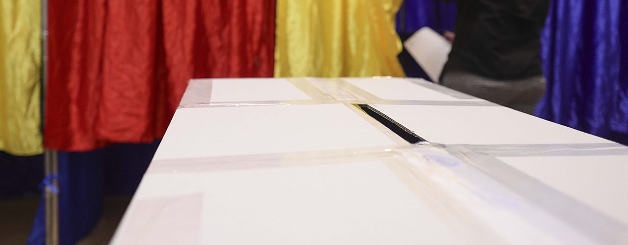 Peste 15.000 de persoane cu vârsta de peste 90 de ani, șterse din Registrul Electoral pentru că erau decedate de mult / Șeful AEP, Adrian Țuțuianu, îi acuză pe angajații autorității din teritoriu că nu și-au făcut treaba: „Dacă lucrau cum trebuie nu aveam astfel de situații”