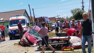 Un autoturism a intrat într-un grup de persoane aflate pe marginea drumului / Un pieton se află în comă / A fost solicitat un elicopter SMURD / Accidentul s-a petrecut în Nocrich, județul Sibiu