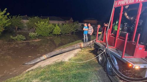 Gospodării inundate, după ce nivelul apei dintr-un lac piscicol a crescut, trecând peste digul de protecţie