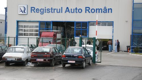 Mașini periculoase pentru traficul rutier, puse în circulație de o rețea de corupție la Sibiu / 16 inculpați trimiși în judecată, între care un polițist și 5 funcționari RAR