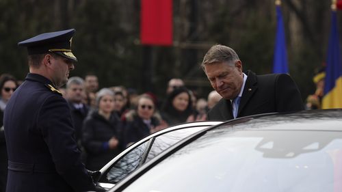 Iohannis a ajuns la locuința sa din Sibiu la peste 4 ore de la plecarea de la Cotroceni / Fostul președinte nu mai beneficiază de antemergător cu girofar