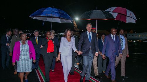 Preşedintele Iohannis a ajuns în Kenya în prima etapă a turneului în Africa / Carmen și Klaus Iohannis au fost primiţi de doi secretari de cabinet