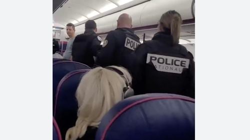 Intervenție în forță la zborul Wizz Air Basel - București: Doi români au fost evacuați / Unul fuma marijuana în toaletă, celălalt era beat