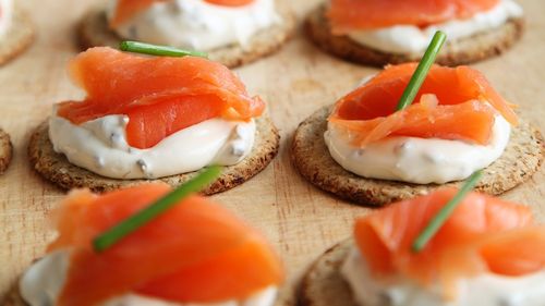 Consilierii locali brașoveni vor lua masa la primărie, după ședințele de consiliu local / În meniu apar preparate precum crab pane, blinis cu somon, tartină cu ceafă crud-uscată, dar și specialități vegetariene