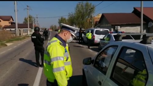 Polițiști atacați cu pietre în Olt / Rudele unui tânăr s-au revoltat după ce polițiștii l-au prins pe acesta în trafic fără carnet de conducere