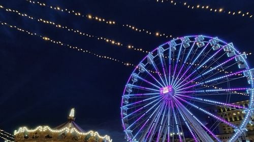VIDEO&FOTO Atmosferă de petrecere la Târgul de Crăciun din București / Fasole cu ciolan sau sărmăluțe la 35 de lei porția, gogoși de la 15 lei, cozonac - 75 de lei/kg, un pahar cu vin fiert - 10 lei