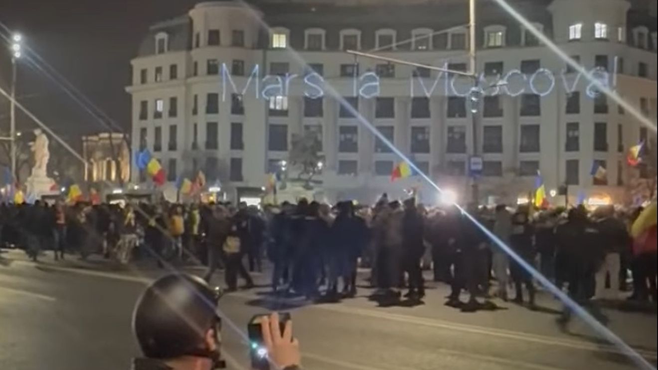 Bărbatul care a proiectat mesajul „Marș la Moscova” pe clădirile de la Universitate, în timpul protestului extremiștilor, amendat cu 1000 de lei