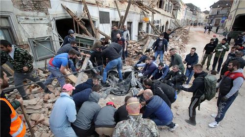 Val de fake news după cutremurul din Croația. Pe Facebook lumea ”împărtășește” teza că a existat un seism teribil de 10 grade Richter resimțit în România și Sicilia, dar care a fost ținut secret