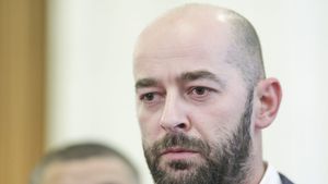 Președintele Federației operatorilor de transport, Augustin Hagiu, a mobilizat o sută de autocare pentru mitingul PSD de la Iași / Hagiu: Facem asta ca să nu fie pomană politică. Transportul e contracost, cu contract. Am o convenție în acest sens cu Liviu Dragnea