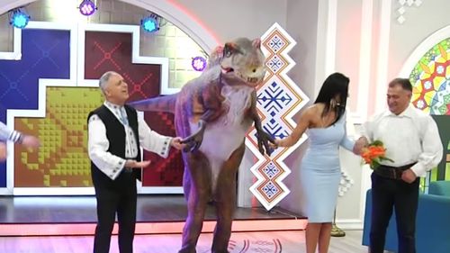 VIDEO Pauza de respirație: Horă cu dinozaur la Etno TV