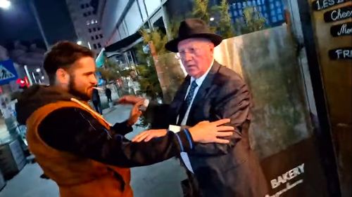 VIDEO Dosar deschis de poliție după altercația dintre fostul șef al LPF Mitică Dragomir și protestatarul Ceaușescu/ Cei doi se acuză de lovire