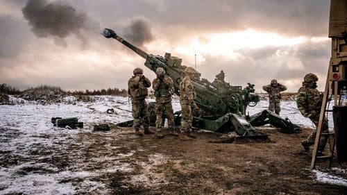 Stoltenberg: Aliații NATO se pregătesc să ofere sprijin pe o perioadă lungă de timp pentru Ucraina și să o ajute să tranziteze de la echipamentul sovietic la arme și sisteme moderne, la standarde NATO