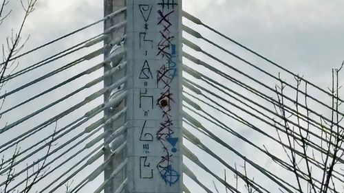 Anchetă a Poliţiei Capitalei, după ce emblema Mișcării Legionare a fost desenată pe unul dintre stâlpii Pasajului Basarab