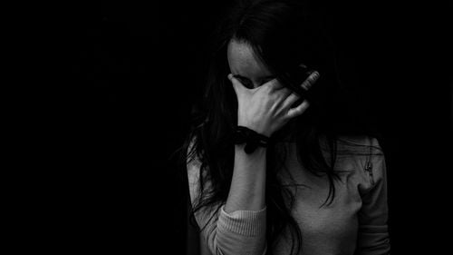 Tristețe, alienare, epuizare și insomnii. Îngrijitoarele românce, cele mai expuse la "Sindromul Italia"