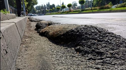 Șleaurile din asfalt apărute din cauza caniculei, noile capcane din traficul bucureștean. Administrația Străzilor dă vina pe autobuzele STB