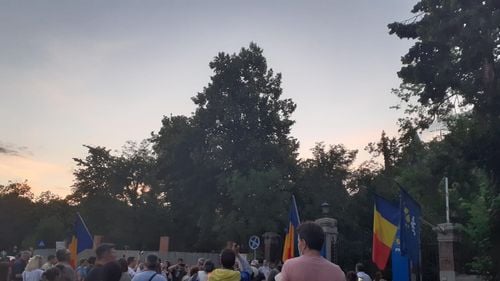Protestatarii anti-COVID s-au oprit în fața Ambasadei Rusiei ca să aplaude/ Doi oameni care au refuzat să se legitimeze au fost amendați