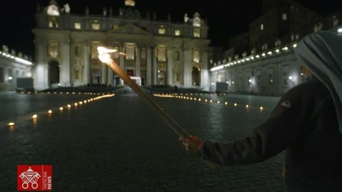 VIDEO Papa Francisc, singur pe Drumul Crucii/ Al doilea an de pandemie COVID-19 în care procesiunea din Piața Sfântu Petru are loc fără credincioși