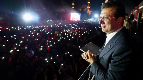 Bătaie în Parlamentul Turciei după ce Erdogan l-a numit ministru al Justiției pe procurorul care anchetează opoziția și l-a arestat pe primarul Istanbulului, Ekrem Imamoglu