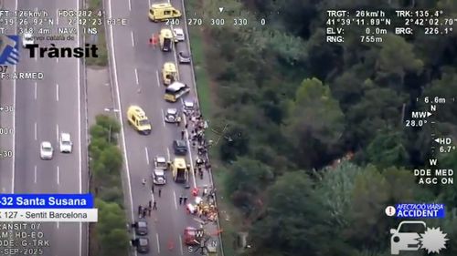 Un autocar cu peste 50 de persoane care circula spre Barcelona s-a răsturnat într-o râpă, 30 de metri / Căderea, amortizată de vegetația densă /  Două persoane grav rănite