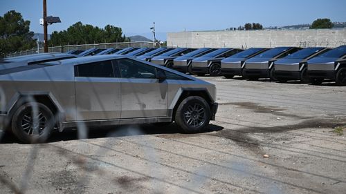 Cifrele care arată cât de mare este eșecul Cybertruck pentru Tesla: stoc de 2.400 de unități în SUA, declin de 32,5% al vânzărilor în primele două luni ale anului / Expert în branding: Vehiculul este acum simbolul de facto al „fascismului american”