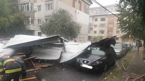 VIDEO Furtună puternică la Focşani: Copaci şi acoperişuri au căzut peste autoturisme, iar pompierii intervin pentru îndepărtarea lor