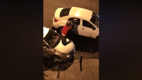 VIDEO Bărbat bătut de un polițist care l-a prins pe stradă după ora 22. Poliția București a început o anchetă