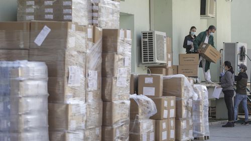 BREAKING: 390 de ventilatoare, 27 de milioane de măști și alte materiale sanitare în valoare de 650 de milioane de lei sunt blocate în depozitele Unifarm. Societatea vrea să cedeze stocul către DSU, dar e nevoie de o modificare a legii