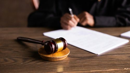 Statul român acceptă relația dintre un bărbat de 35 de ani și o fată de 14 ani, care i-a născut un copil / Condamnat cu suspendare dacă se însoară cu ea / Motivele judecătorului: fata a consimțit, el nu are antecedente penale, aduce bani în casă și vrea să o ia de soție