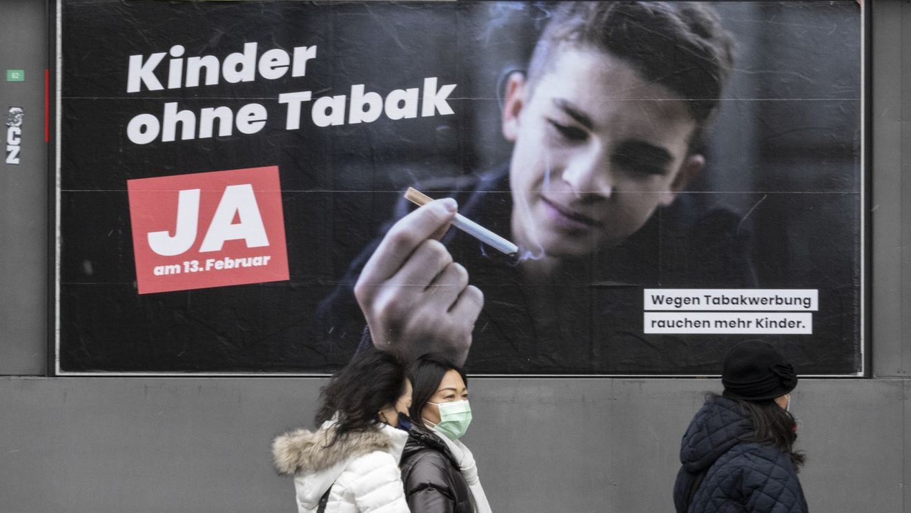 Elvețienii, de acord cu interzicerea publicităţii la tutun, accesibilă minorilor / Ei resping însă pachetul de ajutor pentru mass-media, propus de Guvern în urma scăderii veniturilor din publicitate