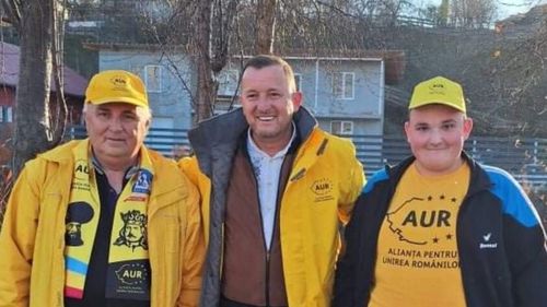 Un elev care are sute de mii de urmăritori pe TikTok, implicat în campania AUR. Partidul l-a dus la Parlament, de unde a relatat cum e la bufet: „Mâncare ieftină. Trei porţii bine dezvoltate”