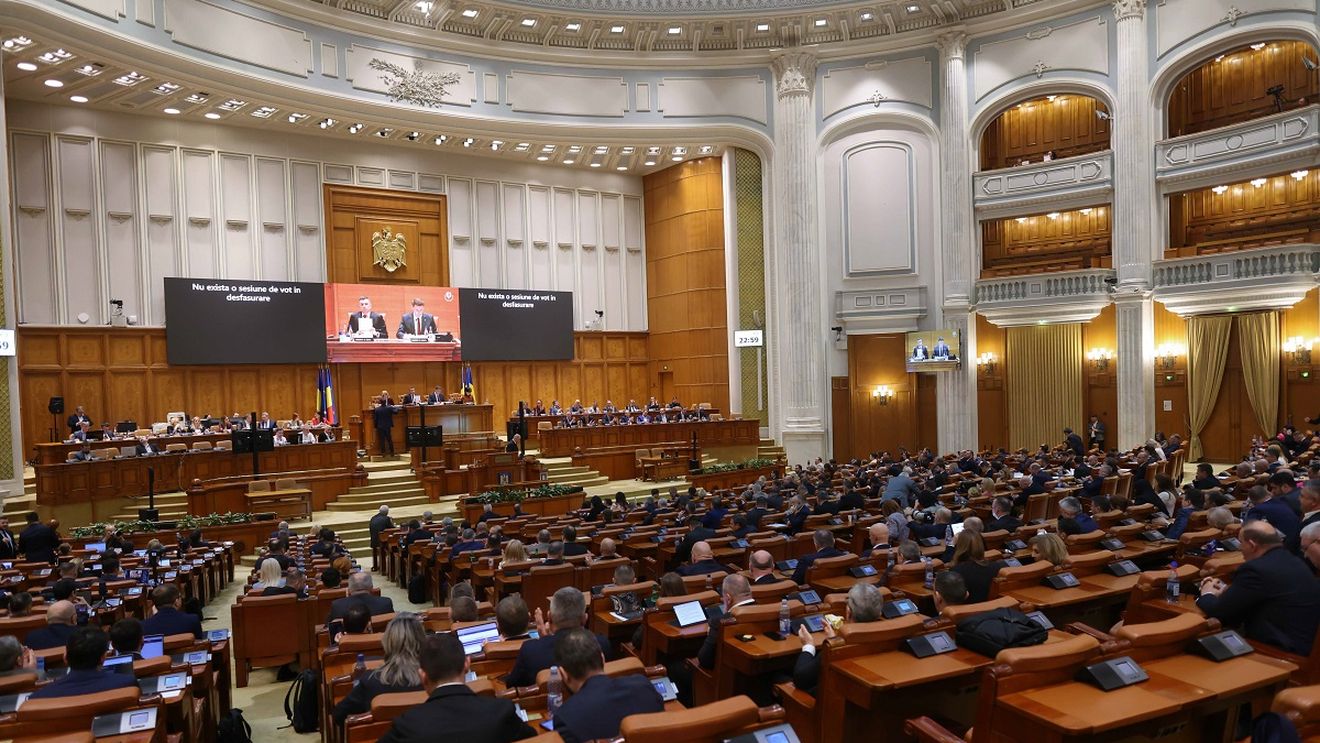 Moțiunea de cenzură PSD-AUR împotriva guvernului Bolojan: cum arată aritmetica parlamentară, de câte voturi mai au nevoie cele două partide
