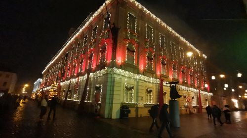 VIDEO FOTO Palatul Baroc din Timișoara a fost iluminat pentru prima dată de sărbătorile de iarnă. Este una din puținele clădiri ale CJT în Timișoara