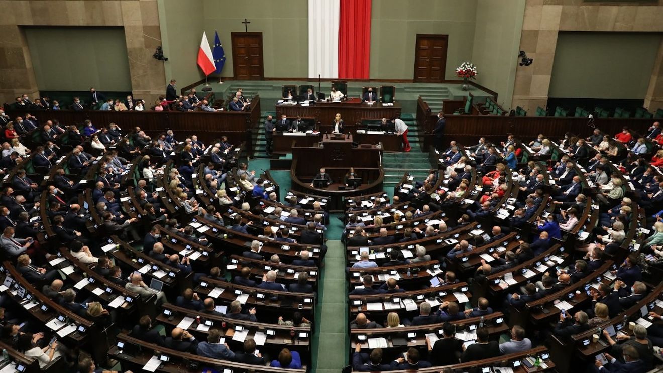 Guvernul polonez adoptă proiecte de lege care limitează parţial dreptul la azil şi emiterea de vize, în scopul combaterii migraţiei ilegale